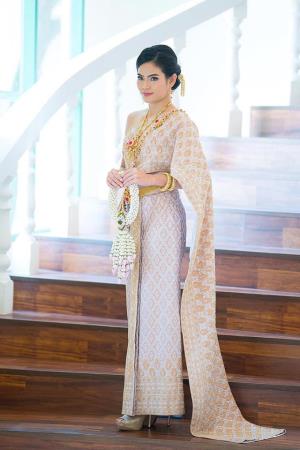 ชุดไทยเจ้าสาว ชุดไทยจักรพรรดิ์ เช่าที่แบมบี้ เวดดิ้ง ห้วยขวาง